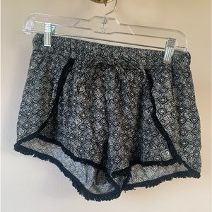 AMERICAN EAGLE BOHO PATTERNED FLOWY SHORTS IN SIZE SMALL